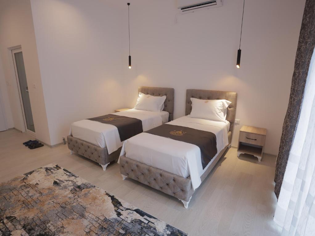 a bedroom with two beds at Shatri Hotel in Vranisht