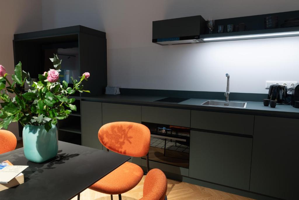 URBANAUTS STUDIOS Sylvette - 10