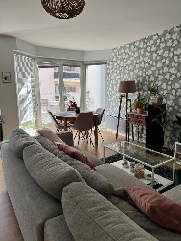 - un salon avec un grand canapé et une table dans l'établissement Appartement proche Marché de Noël, à Strasbourg