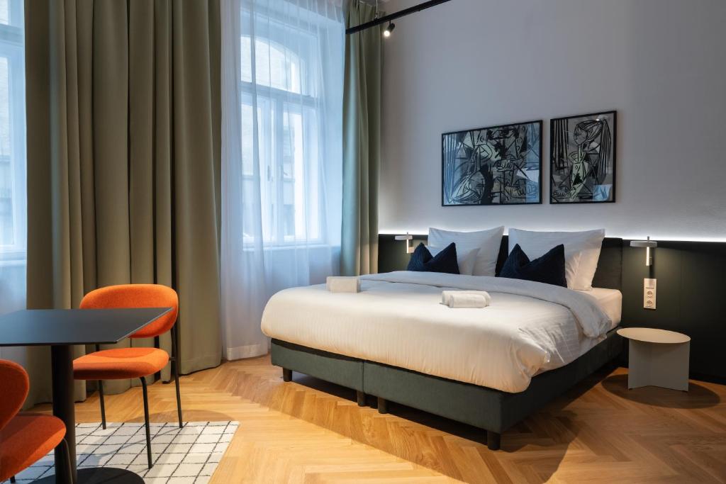 URBANAUTS STUDIOS Sylvette - 1