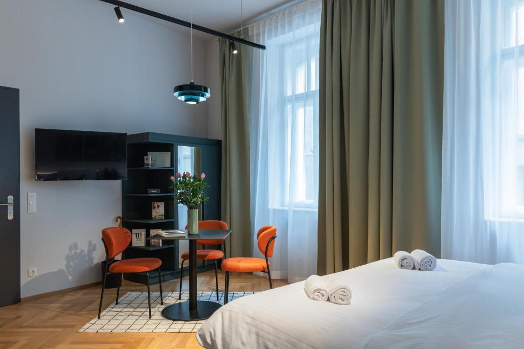 URBANAUTS STUDIOS Sylvette - Resim 2