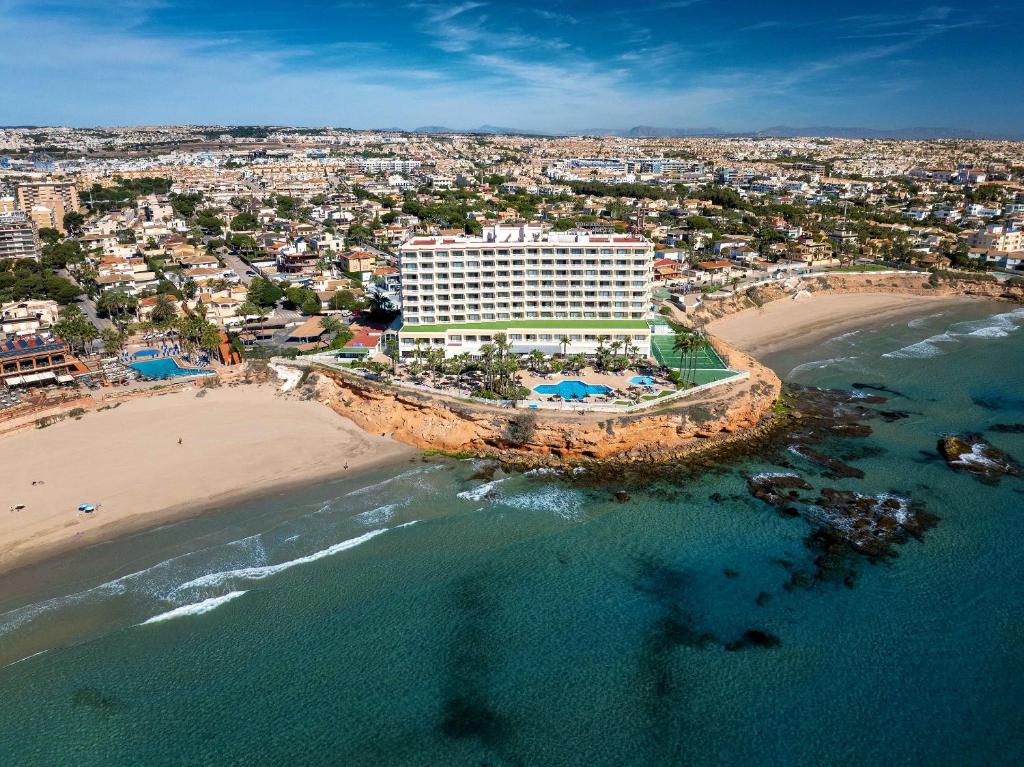 z powietrza widok na hotel i plażę w obiekcie Hotel Servigroup La Zenia 4 Sup w mieście Playas de Orihuela
