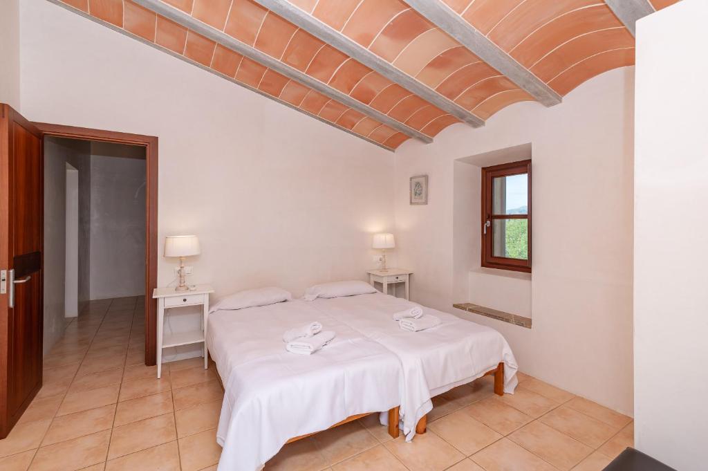 Postel nebo postele na pokoji v ubytování Villa La Corbaia by Sealand Villas