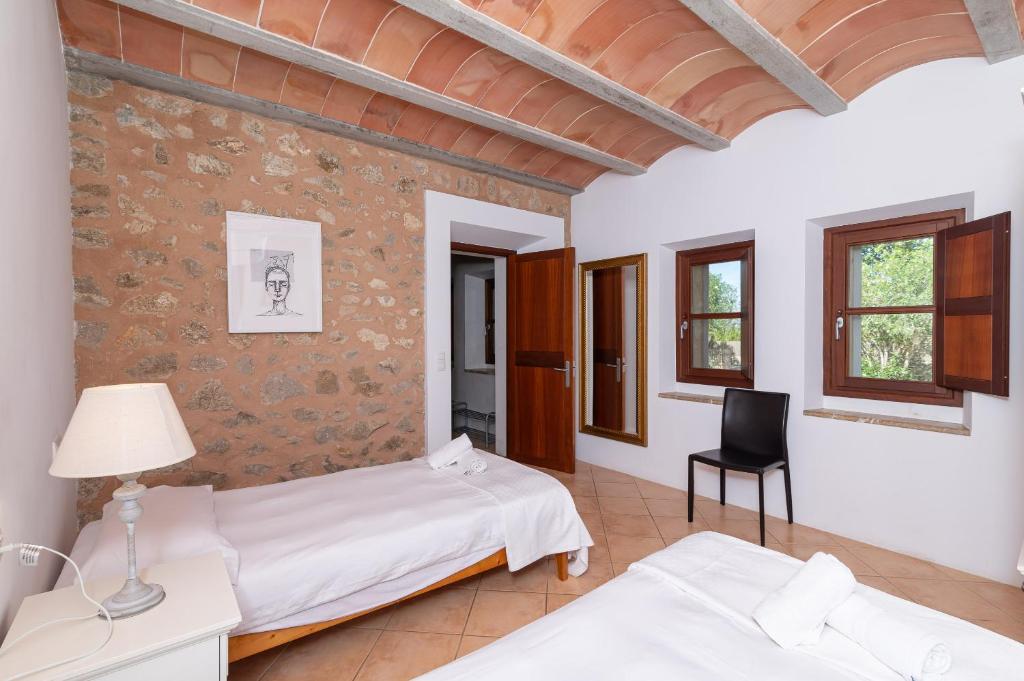 Postel nebo postele na pokoji v ubytování Villa La Corbaia by Sealand Villas