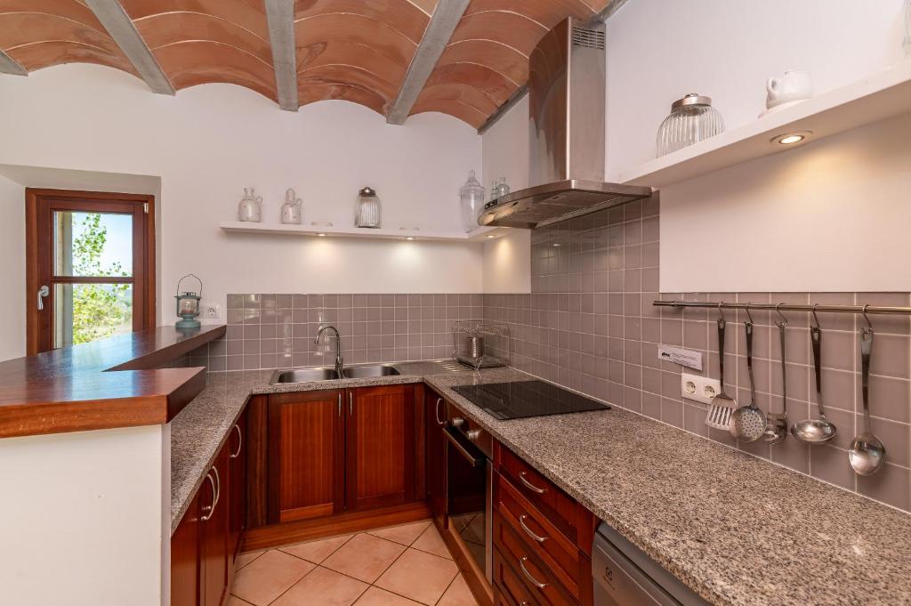Kuchyň nebo kuchyňský kout v ubytování Villa La Corbaia by Sealand Villas