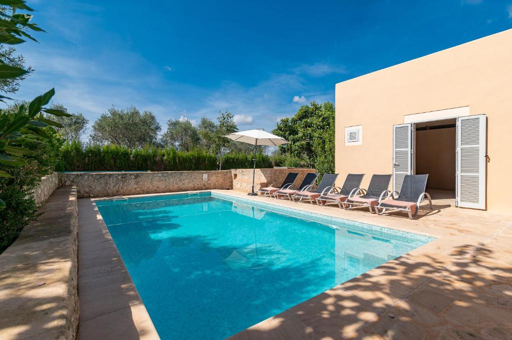 Bazén v ubytování Villa La Corbaia by Sealand Villas nebo v jeho okolí