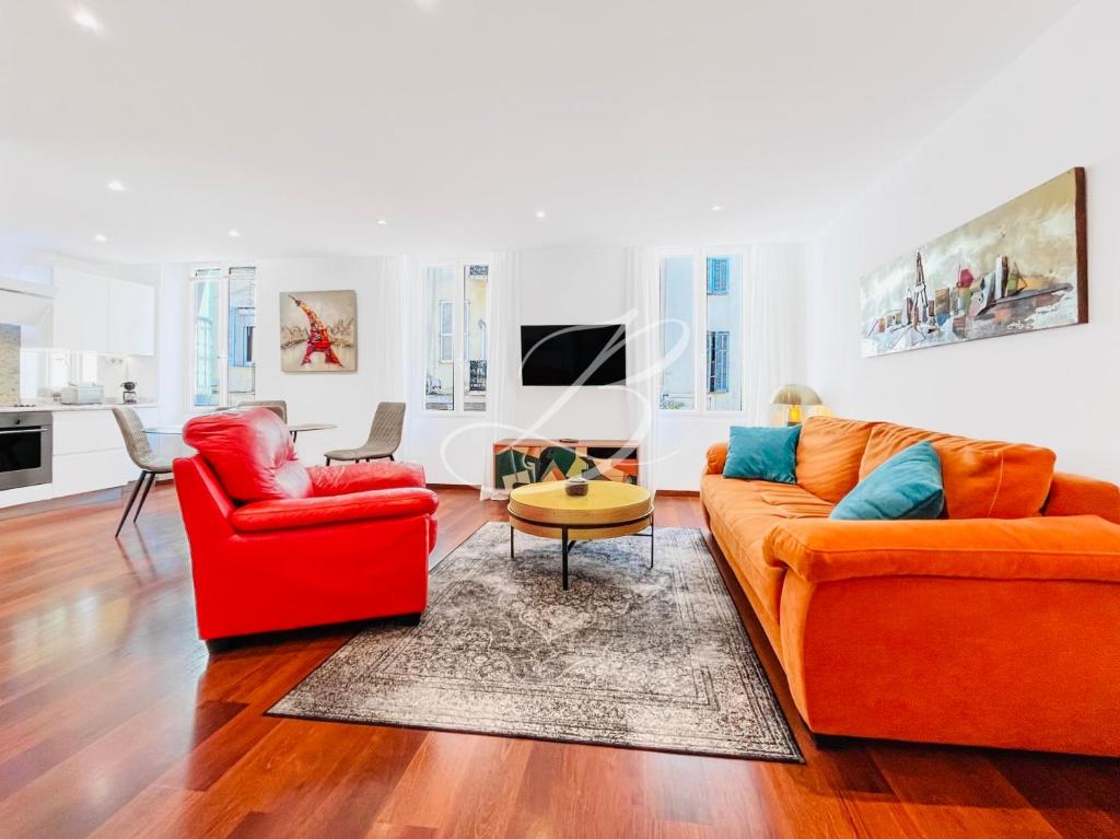 un salon avec deux chaises et un canapé dans l'établissement Le Belge Croisette - Centre Cannes Palais, à Cannes