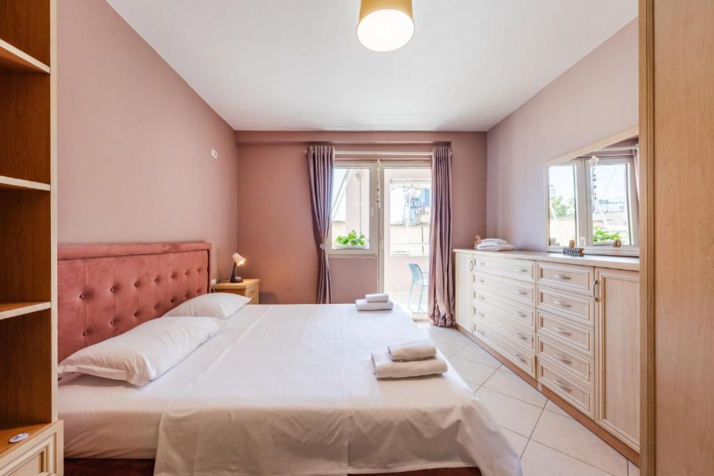 Ένα ή περισσότερα κρεβάτια σε δωμάτιο στο Sisi's Apartments-Tirana City Center