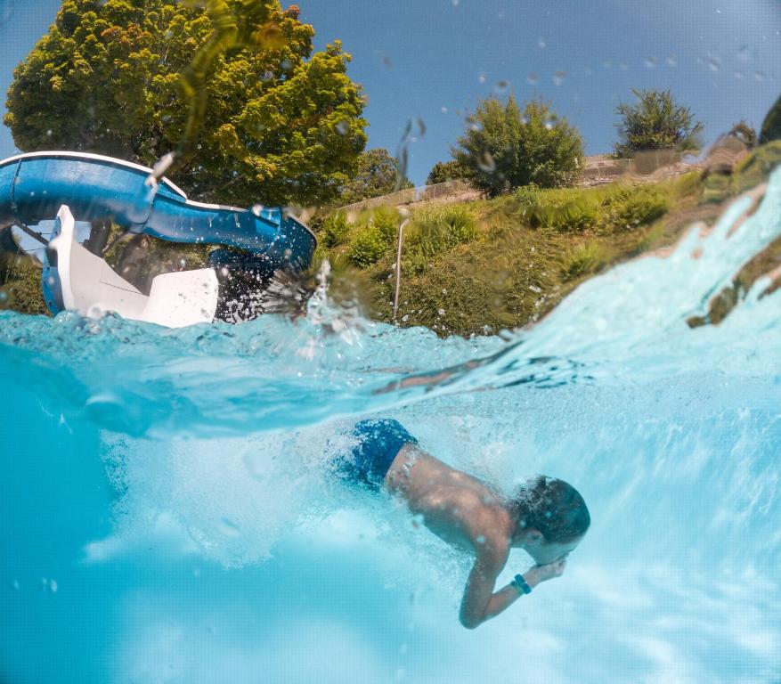 Bazén v ubytování Camping la Source nebo v jeho okolí