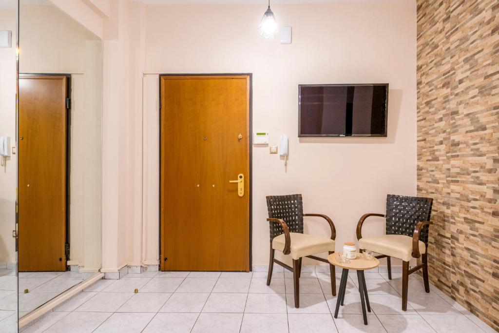 Televízia a/alebo spoločenská miestnosť v ubytovaní Acropolis Boho Bliss