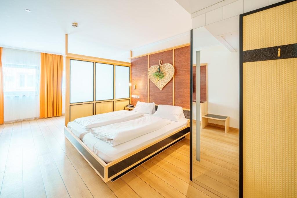 a bedroom with a bed with a heart on the wall at Bavaria Lifestyle Hotel mit Klimaanlage in Altötting