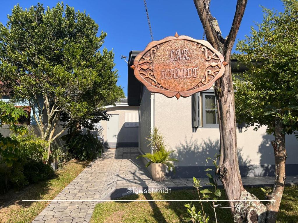 Un cartel de un hotel frente a un edificio. en Lar Schmidt, en Torres