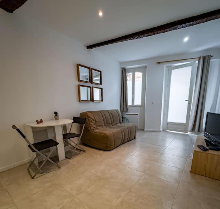 un salon avec un canapé et une table dans l'établissement Charmant Studio au Village, à Roquebrune-sur Argens