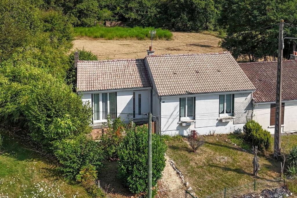 - une vue aérienne sur une maison blanche dans l'établissement La Raboliote -Maison 3 chambres- jardin - 15 min Parc Fédéral Lamotte - CAUTION OBLIGATOIRE, à Brinon-sur-Sauldre