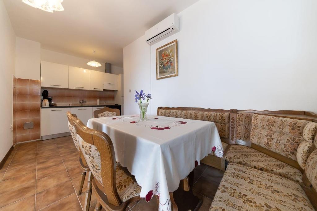 Kuchnia lub aneks kuchenny w obiekcie House Villa Petar 1
