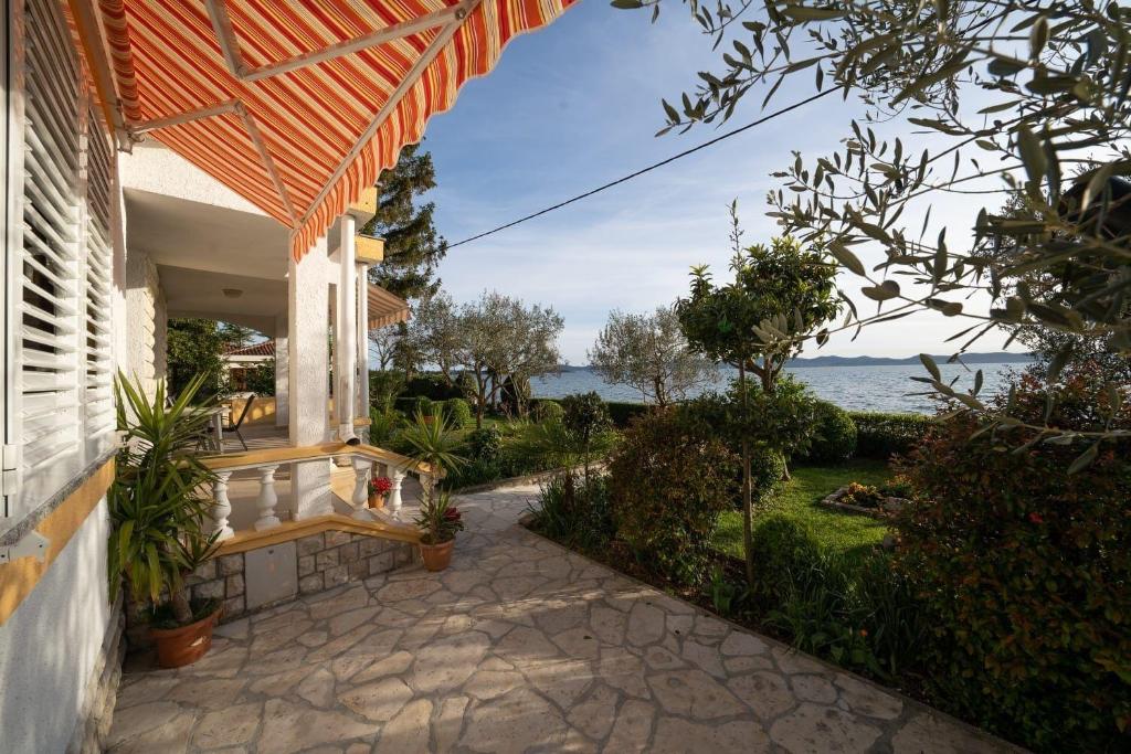 ganek domu z widokiem na wodę w obiekcie House Villa Petar 1 w mieście Zadar