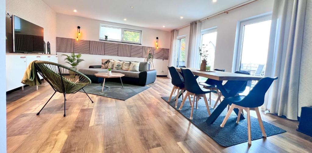a living room with a table and chairs and a couch at Große Wohnung & Apartment Sauna & 4 Badezimmer Netflix in Petershagen