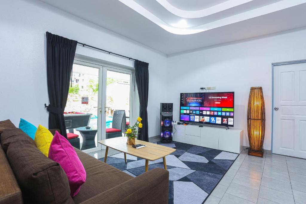 TV a/nebo společenská místnost v ubytování Pool Villa Pattaya Phratumnak C1 - 4 bedroom