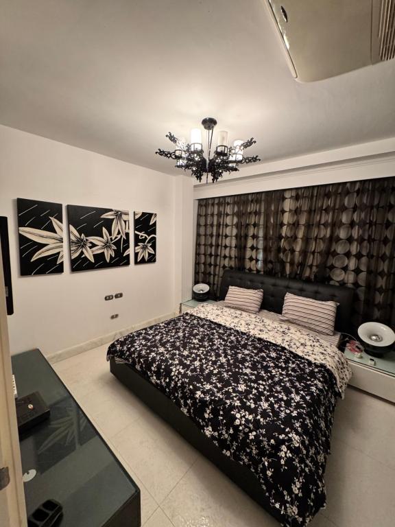 Postel nebo postele na pokoji v ubytování Ain Sokhna 5-bedroom Luxury Villa - Porto Sokhna