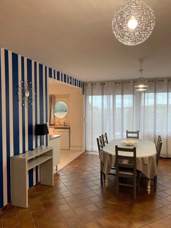 une salle à manger avec une table et des chaises dans l'établissement Appartement - bord de mer - Le Touquet - WIFI, à Le Touquet-Paris-Plage