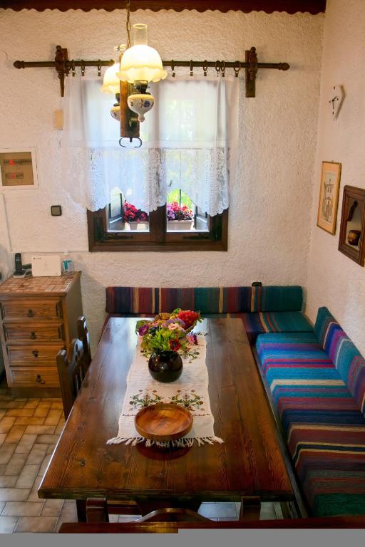 A seating area at Archontiko Merylins Pinakates Pelion