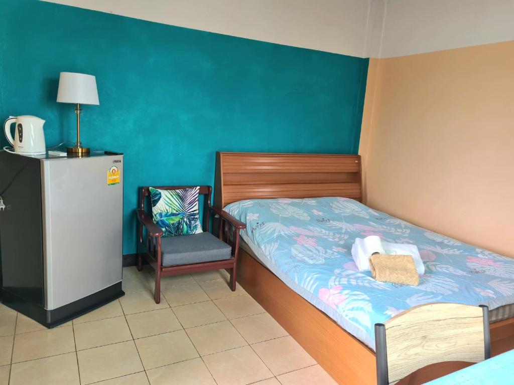Postel nebo postele na pokoji v ubytování Roong-Arun Apartment