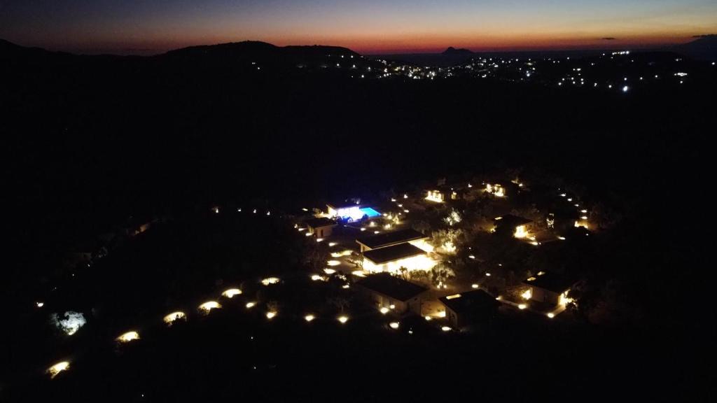 Nespecifikovaný výhled na hory nebo výhled na hory při pohledu z hotelu