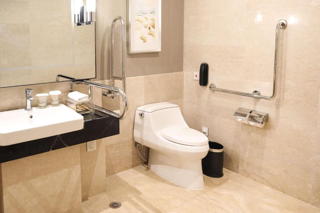 DoubleTree By Hilton Anhui - King Room With Roll-In Shower - Disability Access