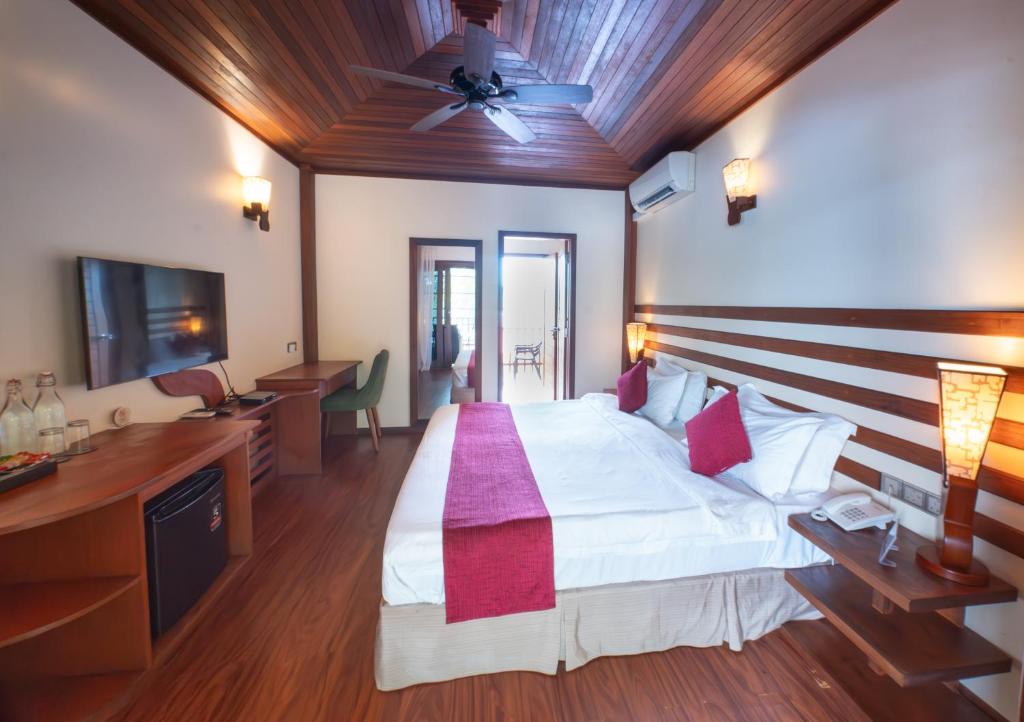 Araamu Hotels Maldives at Dhiffushi - 10