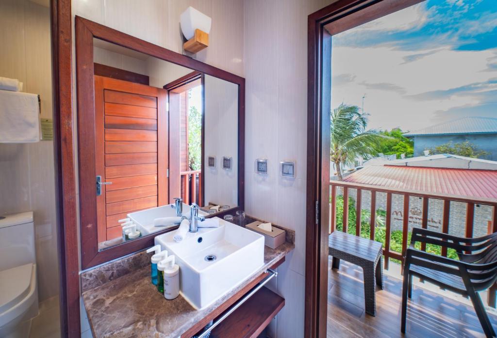 Araamu Hotels Maldives at Dhiffushi - 11