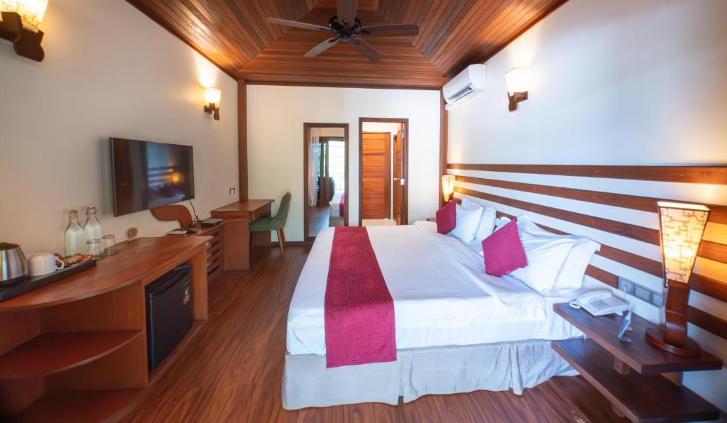 Araamu Hotels Maldives at Dhiffushi - 6