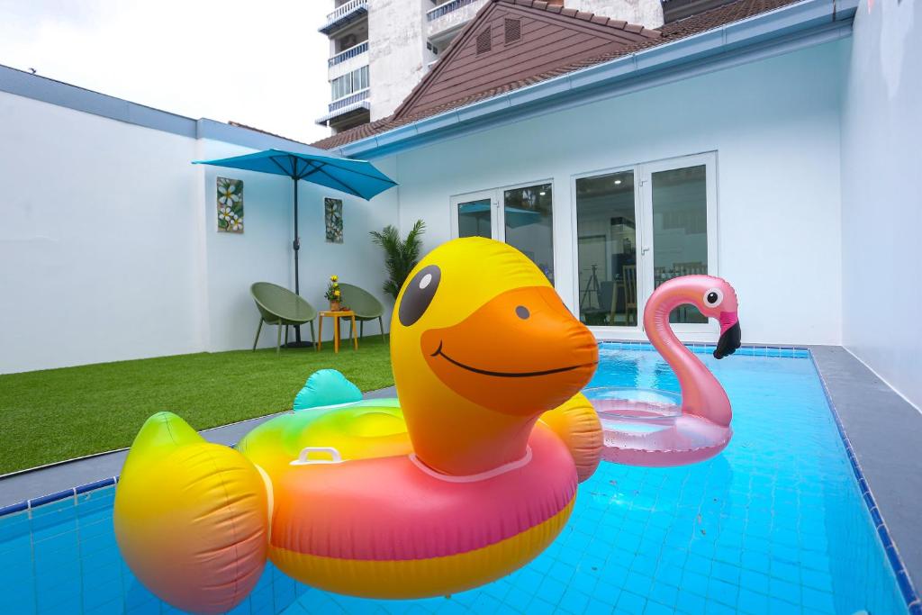 Bazén v ubytování Pool Villa Pattaya Phratamnak C2- 2 bedroom nebo v jeho okolí