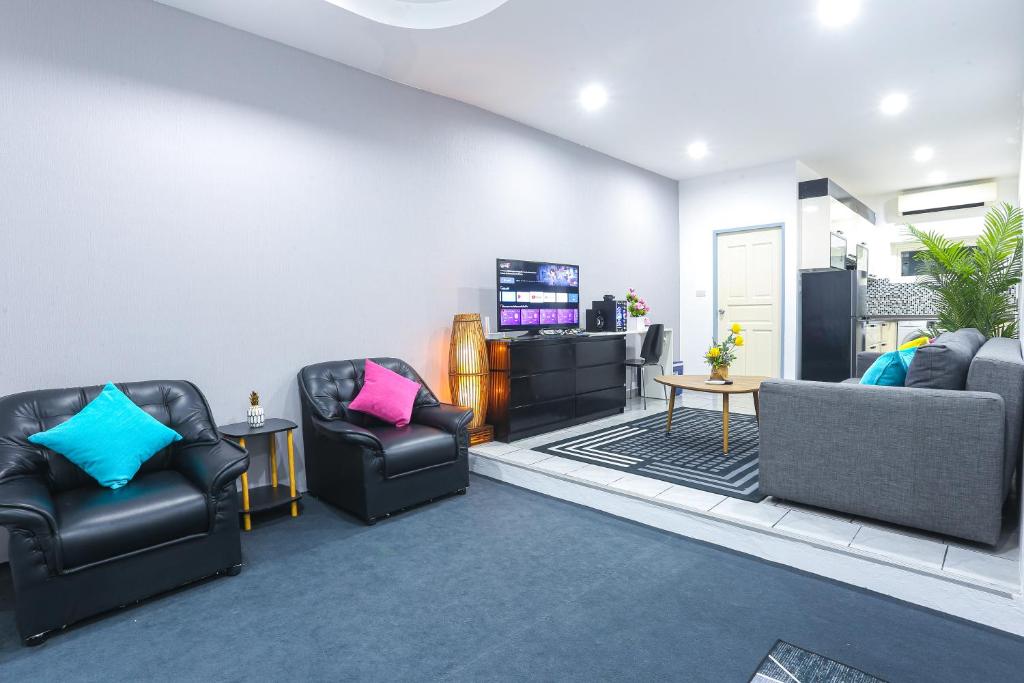 TV a/nebo společenská místnost v ubytování Pool Villa Pattaya Phratamnak C2- 2 bedroom