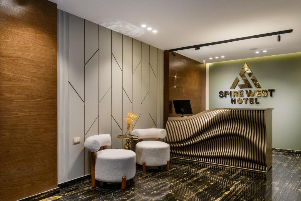 Televiisor ja/või meelelahutuskeskus majutusasutuses Spire West Hotel