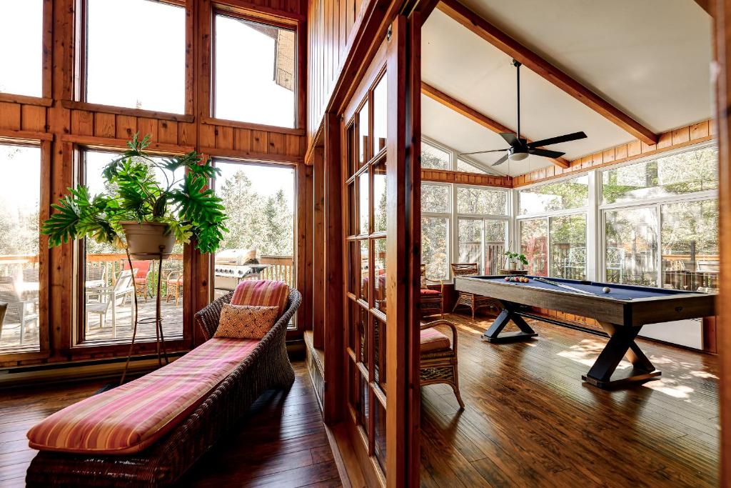 圣阿加瑟莫Chalet Suisse, SPA, Billard, Ski et Montagne的一间有台球桌的大房间