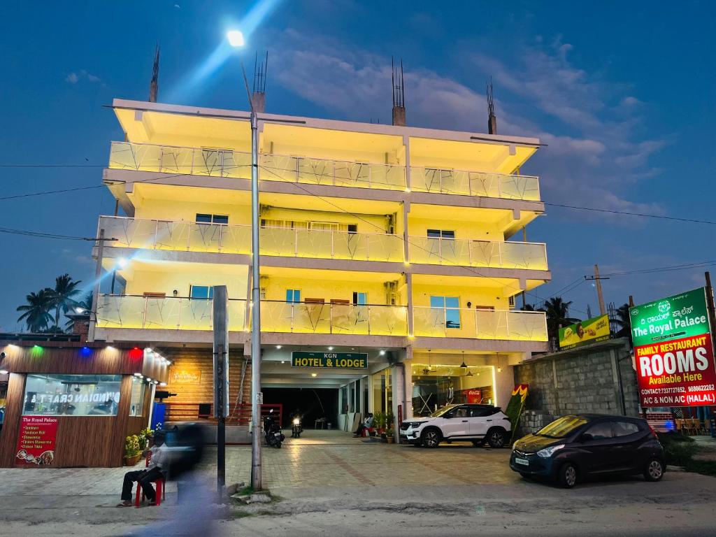 Fotografie z fotogalerie ubytování The Royal Palace and KGN Rooms & Restaurant v destinaci Krishnarājāsāgara