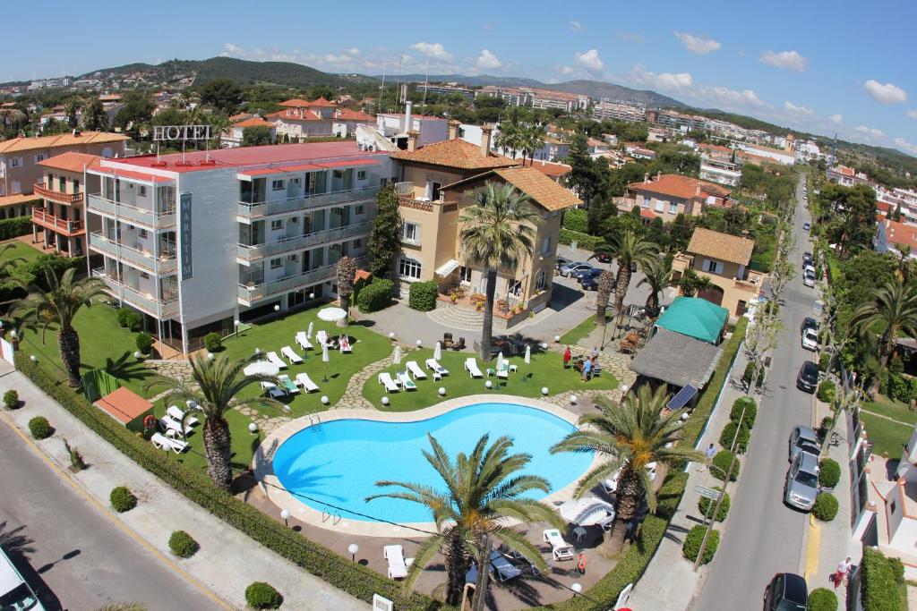 una vista aérea de un complejo con piscina en Hotel Subur Maritim, en Sitges