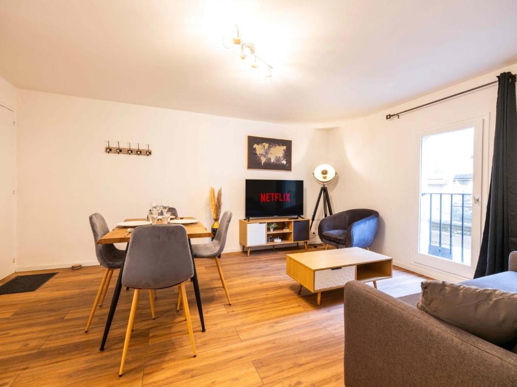 un salon avec une table, des chaises et un canapé dans l'établissement Magnifique T2 Hypercentre Arles, à Arles