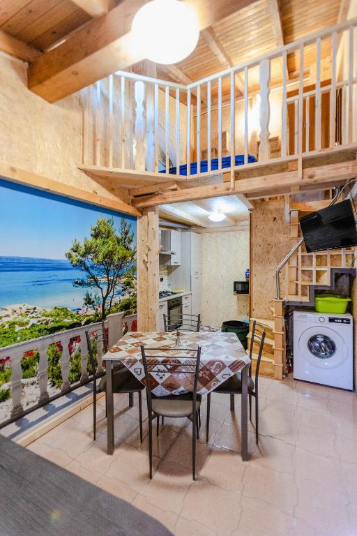 a dining room with a table and views of the ocean at Mini casa a 30 mt dalla spiaggia in Catania