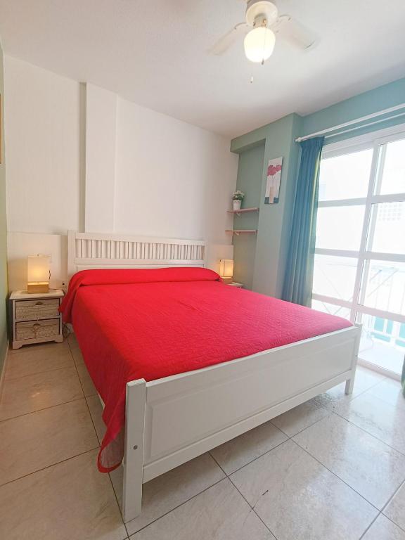 Posteľ alebo postele v izbe v ubytovaní Cozy apartment + parking Playa San Juan