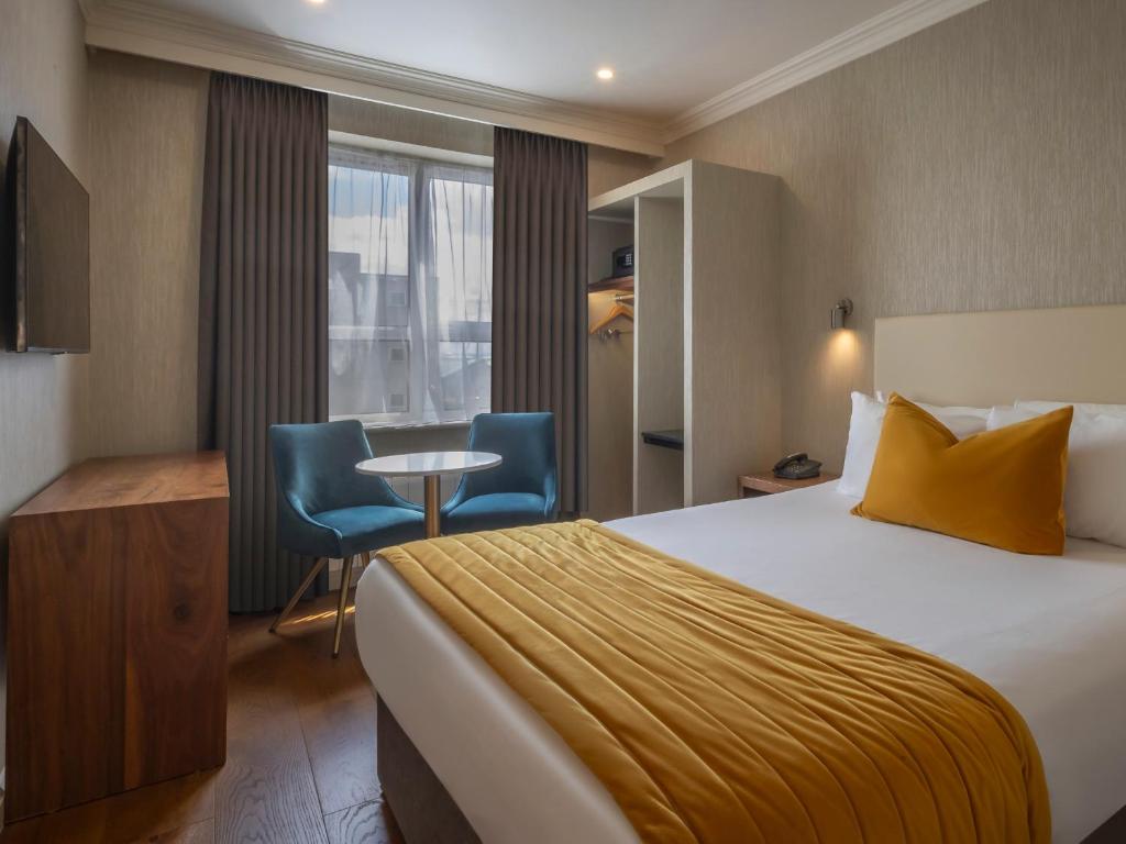 Postel nebo postele na pokoji v ubytování Eyre Square Hotel