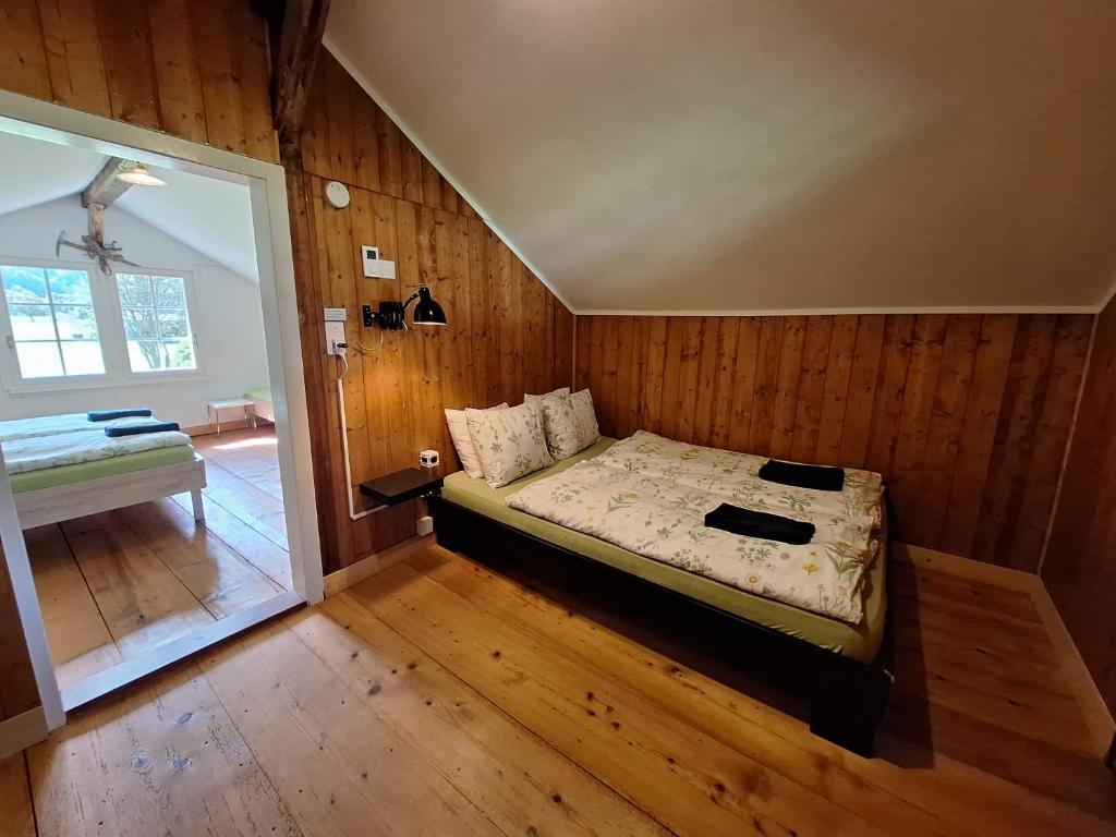 Postel nebo postele na pokoji v ubytování Waterfall Chalet