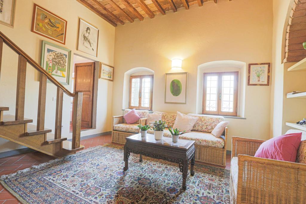 A seating area at Casale La Fornace nel Chianti