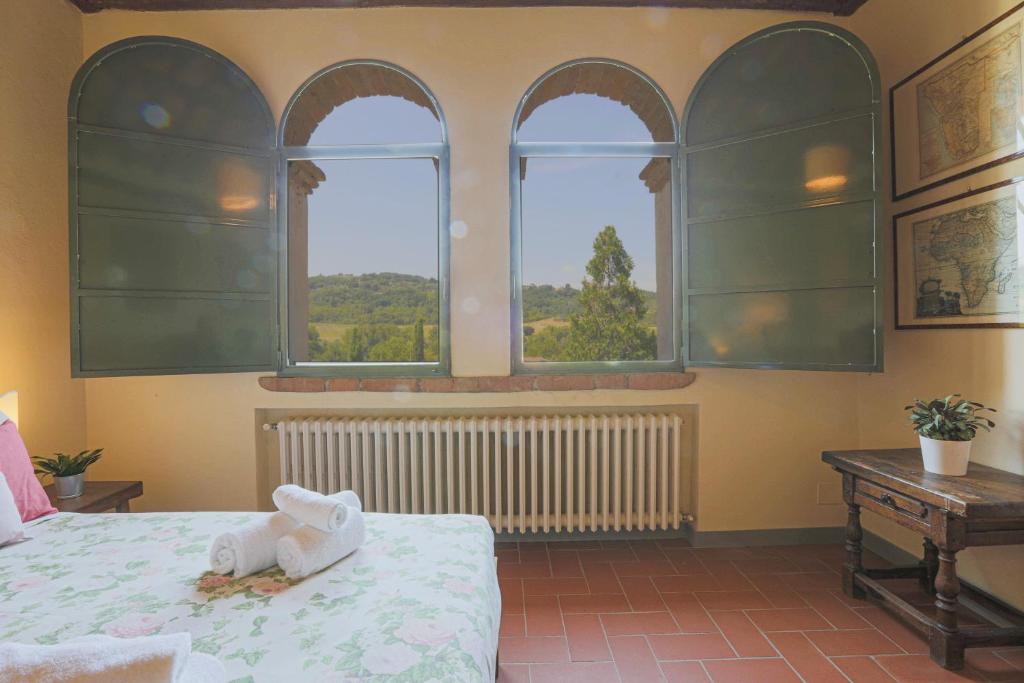 A bed or beds in a room at Casale La Fornace nel Chianti