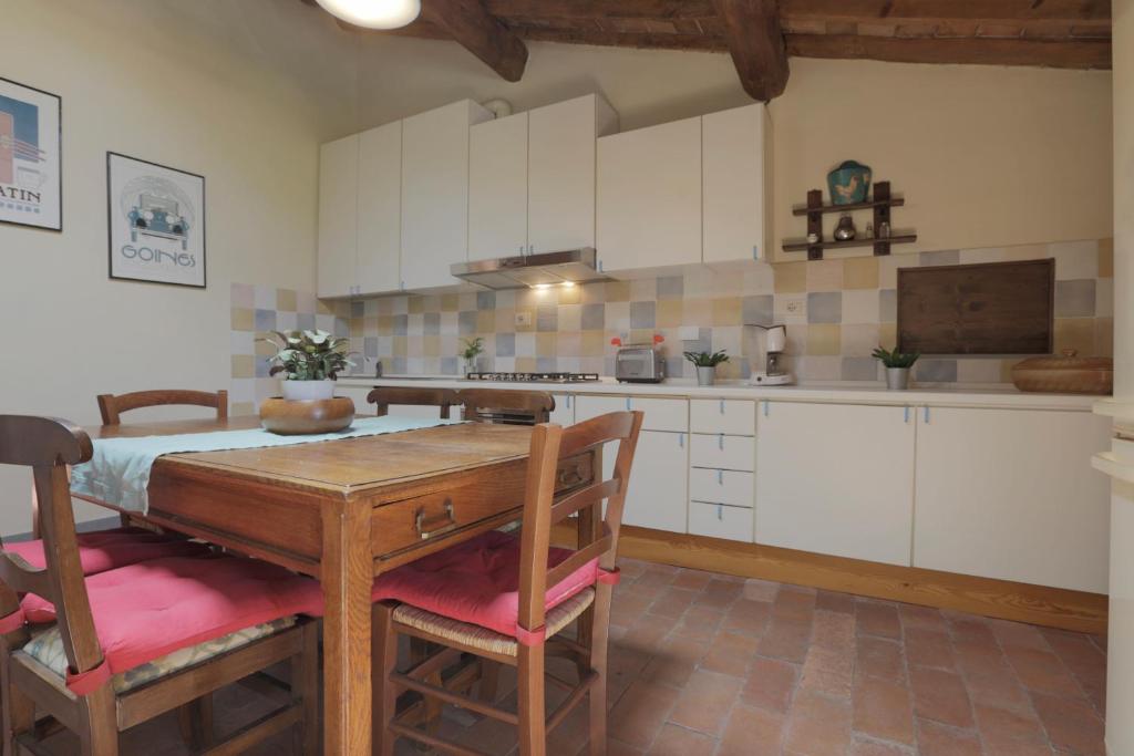 A kitchen or kitchenette at Casale La Fornace nel Chianti