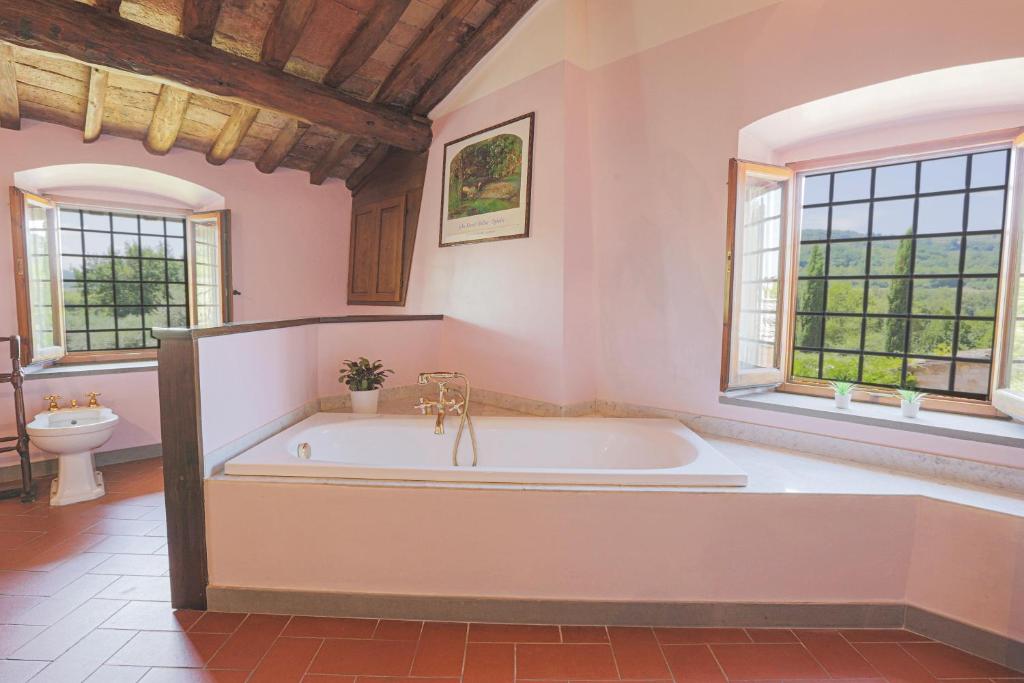 A bathroom at Casale La Fornace nel Chianti