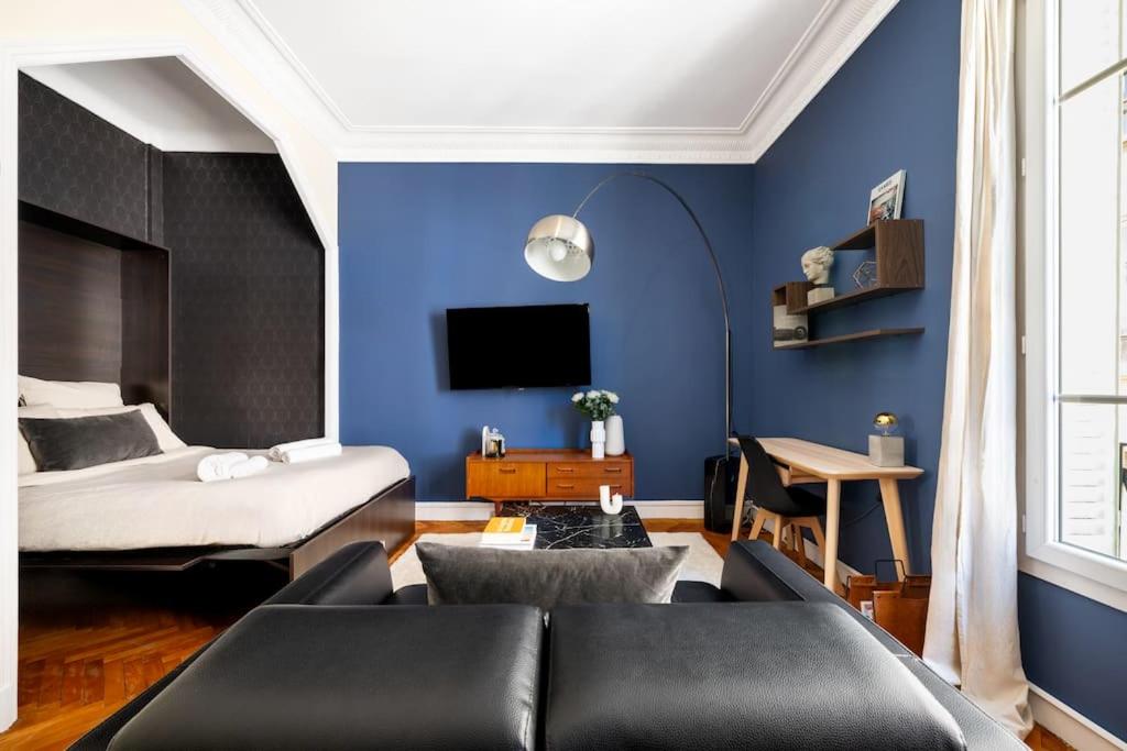 un salon avec un lit et un canapé dans l'établissement Raffinement en pleine ville, à Nice