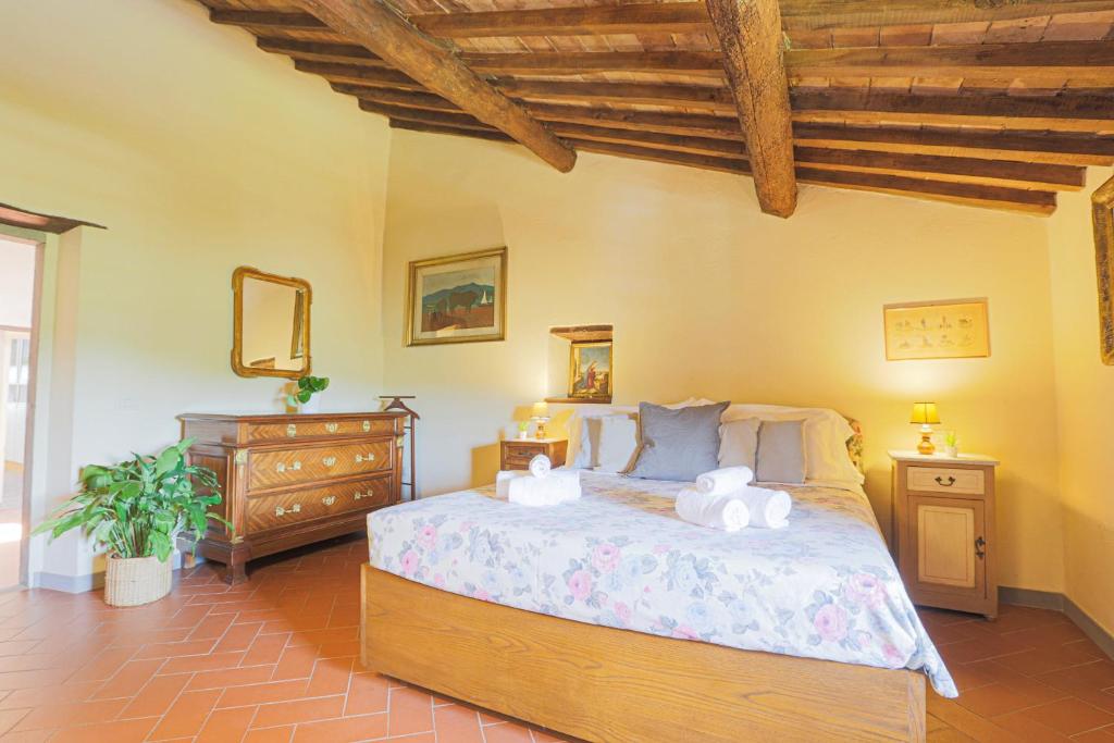 A bed or beds in a room at Casale La Fornace nel Chianti