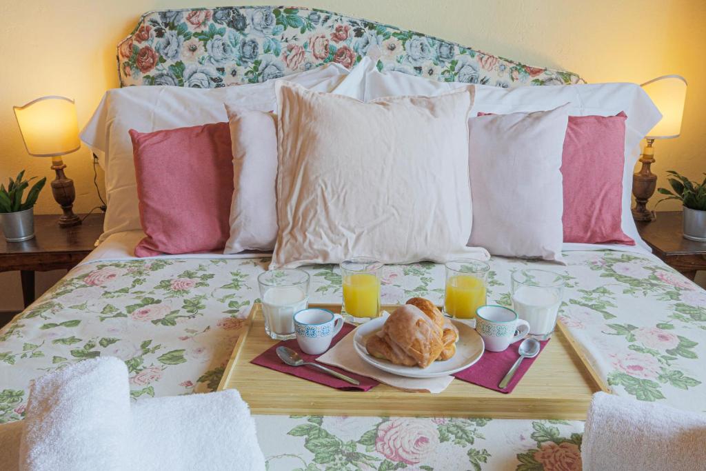 A bed or beds in a room at Casale La Fornace nel Chianti