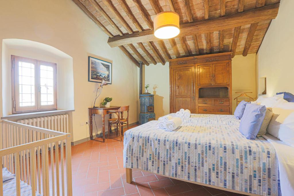 A bed or beds in a room at Casale La Fornace nel Chianti